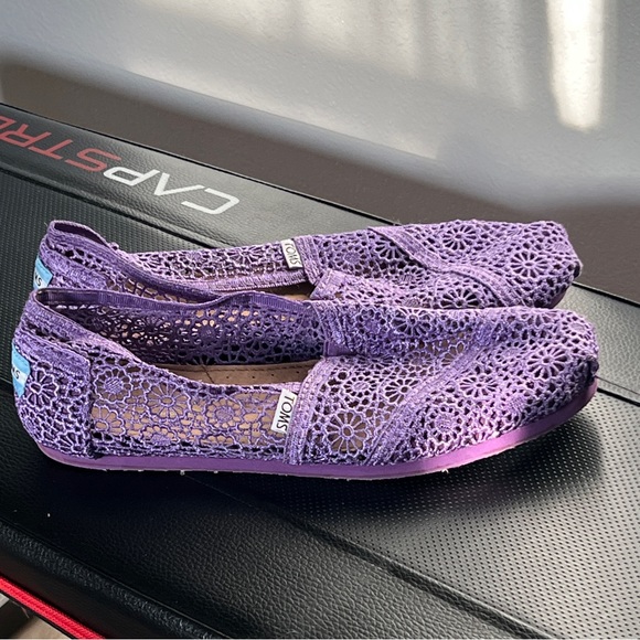 Adorable Lavender Lace Tom’s 8.5W - Picture 6 of 8